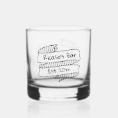 Personalisierter Text auf Hand gezeichneter Flachb Whiskyglas (Rückseite)