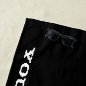 Personalisierter Text Schwarzer Schädel Halbfacema Strandtuch (Beispiel)