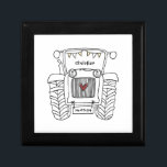 Personalisierter Traktor Country Wedding Trauzeuge Erinnerungskiste<br><div class="desc">Ein Traktor Land Hochzeitsgeschenk,  das personalisiert werden kann. Wenn Sie die Größe oder den Schriftart ändern möchten,  klicken Sie bitte auf die Schaltfläche Bearbeiten,  um weitere Anpassungen vorzunehmen. Die Bundung im Traktor ist in einer subtilen Creme und weiß.</div>