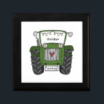 Personalisierter Traktor Country Wedding Trauzeuge Erinnerungskiste<br><div class="desc">Ein Traktor Land Hochzeitsgeschenk,  das personalisiert werden kann. Wenn Sie die Größe oder den Schriftart ändern möchten,  klicken Sie bitte auf die Schaltfläche Bearbeiten,  um weitere Anpassungen vorzunehmen. Die Bundung im Traktor ist in einer subtilen Creme und weiß.</div>