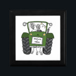 Personalisierter Traktor Erinnerungskiste<br><div class="desc">Ein Traktor Land Hochzeitsgeschenk,  das mit beiden Namen personalisiert werden kann. Wenn Sie die Größe oder den Schriftart der Namen ändern möchten,  klicken Sie bitte auf die Schaltfläche Bearbeiten,  um weitere Anpassungen vorzunehmen. Die Bundung im Traktor ist in einer subtilen Creme und weiß.</div>