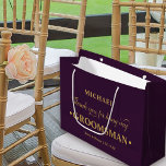 Personalisierter Trauzeuge Burgundy Vielen Dank Große Geschenktüte<br><div class="desc">Personalisierte Trauzeuge Geschenktasche mit bordeauxroter und staubiger Rose Farbpalette. Die Namensvorlage ist Set für Sie bereit, um den Namen des Trauzeugen sowie die Namen der Braut & Bräutigam und das Hochzeitstermin hinzuzufügen. Die Dankesworte lautet "Danke, dass du mein Trauzeuge bist" in einer Mischung aus elegantem Drehbuch und starker, mutiger Typografie....</div>