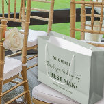 Personalisierter Trauzeuge Green Vielen Dank Große Geschenktüte<br><div class="desc">Personalisierter TRAUZEUGE Geschenktasche mit schlauer grün und waldgrün Farbpalette. Die Namensvorlage ist Set für Sie bereit, um den Namen des Trauzeugen sowie die Namen der Braut & Bräutigam und das Hochzeitstermin hinzuzufügen. Die Dankesworte lautet "Danke, dass du mein Trauzeuge bist" in einer Mischung aus elegantem Drehbuch und starker, mutiger Typografie....</div>