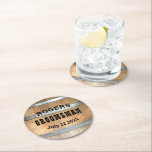 Personalisierter Trauzeuge Whiskey Barrel Runder Pappuntersetzer<br><div class="desc">Vielen Dank an Ihre Trauzeuge mit diesem rustikalen Whiskey-Fass-Design mit kühnen Western Typografie. Personalisieren Sie dieses Design mit Ihrem Trauzeuge und Ihrem Hochzeitstag. Macht ein großartiges Geschenk.</div>