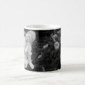 Personalisierter Trink-Atem-Buddha-Zen-Schwarz-Wei Kaffeetasse (Mittel)