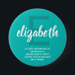 Personalisierter türkisfarbener Junggeselinnen-Abs Button<br><div class="desc">Türkisfarbene und weiße Taste personalisiert mit dem Namen Ihrer Brautjungfrau,  über einen großen Anfangsbuchstaben und jede Formulierung,  die Sie unten wählen. Großer Junggeselinnen-Abschied oder Mädchenwochenfavorit. Mehr Farben für Sie in unserem Shop und mehr Geschenkideen.</div>