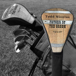 Personalisierter Vater des Grooms Golf Headcover<br><div class="desc">Rustikales Fass-Design mit feinem Western-Typografie. Personalisieren Sie dieses Design mit Ihrem Trauzeuge und Ihrem Hochzeitstag. Dieses Design können Sie weiter anpassen,  indem Sie den Link "Weiter anpassen" auswählen,  falls gewünscht.</div>