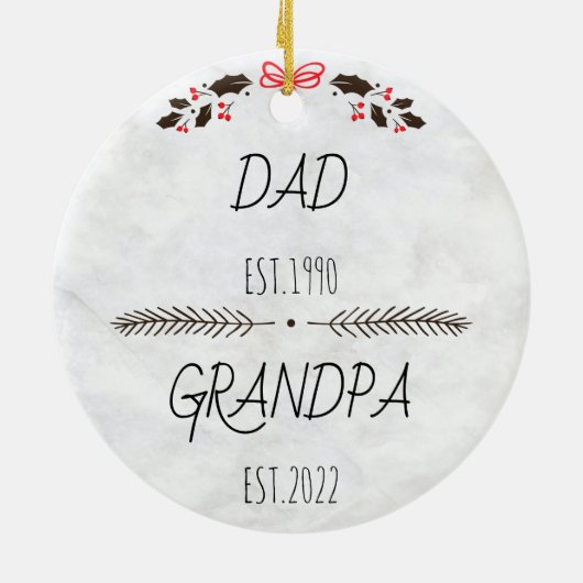 Personalisierter Vater Opa Est Custom Year Keramik Ornament (Hinten)