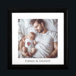 Personalisierter Vater- und Baby-Foto Erinnerungskiste<br><div class="desc">Ein personalisierter,  süß lackierter Sake-Kasten aus Foto. Ersetzen Sie dieses Foto durch Ihr eigenes Lieblings-Foto.</div>