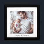 Personalisierter Vater- und Baby-Foto Erinnerungskiste<br><div class="desc">Ein personalisierter,  süß lackierter Sake-Kasten aus Foto. Ersetzen Sie dieses Foto durch Ihr eigenes Lieblings-Foto.</div>