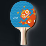 Personalisierter verrückter Spaß-orange Tischtennis Schläger<br><div class="desc">Personalisiertes Ping pong Paddel für Kinder. Orange alberne verrückte Roboter-flüchtige Blicke heraus von der Ecke bereit, den Ball zu schlagen. Personifizieren Sie mit Namen im weißen Schriftart. Blauer Zickzack Streifenhintergrund. Koordinate mit anderer Farbe entwirft, also hat jeder ihr eigenes Spaß kundengebundenes Klingeln pong Paddel. Groß für Jungen oder Mädchen die...</div>