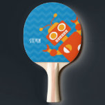 Personalisierter verrückter Spaß-orange Tischtennis Schläger<br><div class="desc">Personalisiertes Ping pong Paddel für Kinder. Orange alberne verrückte Roboter-flüchtige Blicke heraus von der Ecke bereit, den Ball zu schlagen. Personifizieren Sie mit Namen im weißen Schriftart. Blauer Zickzack Streifenhintergrund. Koordinate mit anderer Farbe entwirft, also hat jeder ihr eigenes Spaß kundengebundenes Klingeln pong Paddel. Groß für Jungen oder Mädchen die...</div>