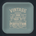 Personalisierter Vintager 65. Geburtstag Whiskey T Pappteller<br><div class="desc">Mit diesem Vintagen klassischen Geburtstagsbild mit phantastischer Typografie-Schriftart-Schrift können Sie Ihrer Schrankkollektion etwas Originalität hinzufügen. Es ist eine großartige Geschenkidee für Männer, Frauen, Ehemänner, Ehefrauen, Freundinnen und Freunde, die dieses einmalige Kunstwerk Liebe geben werden. Es ist das phantastischste und lustigste Urlaubsgeschenk für Ihr Party zum Geburtstag. Sie können andere ähnliche...</div>