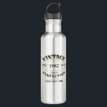Personalisierter Vintager Geburtstag bis Vollendun Edelstahlflasche<br><div class="desc">Schwarz und Gold Spaß Vintag,  bis Vollendung Erwachsenen Geburtstagsgeschenk Idee für Männer,  ideal für jedes Alter Geburtstag feiern,  oder andere Anlässe. Passen Sie es mit Ihrem eigenen Text an.</div>