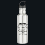 Personalisierter Vintager Geburtstag bis Vollendun Edelstahlflasche<br><div class="desc">Schwarz-Weiß-Spaß Vintag von der Vollkommenheit Erwachsenen Geburtstagsgeschenk Idee für Männer,  ideal für jedes Alter Geburtstag zu feiern,  oder andere Anlässe. Passen Sie es mit Ihrem eigenen Text an.</div>