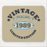Personalisierter Vintager Geburtstag Mousepad<br><div class="desc">Mit diesem Vintagen Retrographiedesign mit phantastischen Typografie-Schriftart-Schriftzeichen können Sie Ihrer Garderobe-Kollektion etwas Originalität hinzufügen. Das ist eine tolle Geschenkidee für Männer, Frauen, Ehemänner, Ehefrau und einen Freund, der dieses einzigartige Kunstwerk Liebe geben wird. Das phantastischste und lustigste Urlaubsgeschenk für Ihr Party zum Geburtstag. Sie werden in dieser einzigartigen Vintagen Abbildung...</div>