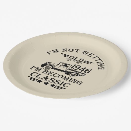 Personalisierter Vintager Geburtstag Pappteller (Schrägansicht)