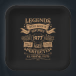 Personalisierter Vintager Geburtstag Whiskey Thema Pappteller<br><div class="desc">Mit diesem Vintagen klassischen Geburtstagsbild mit phantastischer Typografie-Schriftart-Schrift können Sie Ihrer Schrankkollektion etwas Originalität hinzufügen. Es ist eine großartige Geschenkidee für Männer, Frauen, Ehemänner, Ehefrauen, Freundinnen und Freunde, die dieses einmalige Kunstwerk Liebe geben werden. Es ist das phantastischste und lustigste Urlaubsgeschenk für Ihr Party zum Geburtstag. Sie können andere ähnliche...</div>