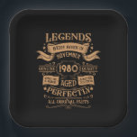 Personalisierter Vintager Geburtstag Whiskey Thema Pappteller<br><div class="desc">Mit diesem Vintagen klassischen Geburtstagsbild mit phantastischer Typografie-Schriftart-Schrift können Sie Ihrer Schrankkollektion etwas Originalität hinzufügen. Es ist eine großartige Geschenkidee für Männer, Frauen, Ehemänner, Ehefrauen, Freundinnen und Freunde, die dieses einmalige Kunstwerk Liebe geben werden. Es ist das phantastischste und lustigste Urlaubsgeschenk für Ihr Party zum Geburtstag. Sie können andere ähnliche...</div>