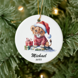 Personalisierter Weihnachts-Babylöwe mit Santa-Hut Keramik Ornament