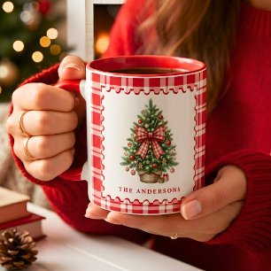 Personalisierter Weihnachtsbaum mit roter Gingham- Tasse