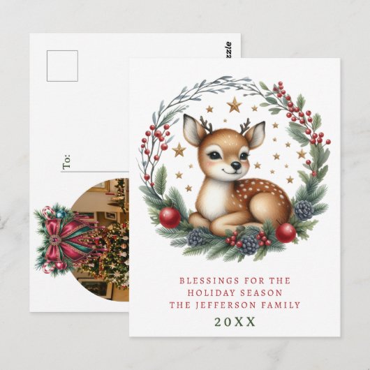 Personalisierter Weihnachtskranz mit süßen Hirsche Postkarte (Vorne/Hinten)