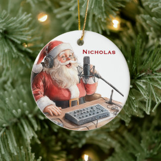 Personalisierter Weihnachtsmann bei einem Podcast Keramik Ornament