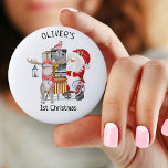 Personalisierter Weihnachtsmann und Rentier Button<br><div class="desc">Weihnachtsmann und Rentier, der erste Weihnachtsknopf des Babys wird eine großartige Dekoration für das Kinderzimmer oder für die Anbringung an einer Weihnachtskarte sein. In der niedlichen Aquarell-Illustration ist der Weihnachtsmann mit seinem Rentier und Schlitten mit Geschenken gefüllt. "[NAME's] 1. Weihnachten" wird in whimsical Typografie geschrieben. Liebliche Sake-Geschenke für einen kleinen...</div>