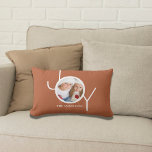Personalisierter Weihnachtsurlaub Joy Rust Foto Lendenkissen<br><div class="desc">Dieses stilvolle Weihnachtskissen ist mit dem Wort JOY in der modernen weißen Typografie auf Terrakotta-Hintergrund dekoriert. Einfach mit Ihrem Foto und Namen anpassbar.</div>