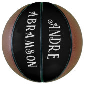 Personalisierter weißer Typ auf schwarz Basketball (Vertikal)