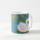 Personalisierter Weißschwan im Teich bei Sonnenunt Kaffeetasse (VorderseiteRechts)