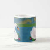 Personalisierter Weißschwan im Teich bei Sonnenunt Kaffeetasse (Mittel)
