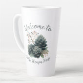 Personalisierter Winter Pinecone Familiendesign Milchtasse (Linke Ecke)