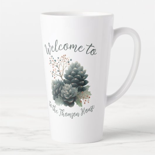 Personalisierter Winter Pinecone Familiendesign Milchtasse (Rechts)