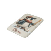 Personalisierter Winter-Pinguin-Baseballanzug für Badematte (Schrägansicht)