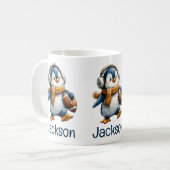 Personalisierter Winter-Pinguin-Fußball-Junior Kaffeetasse (Vorderseite Links)