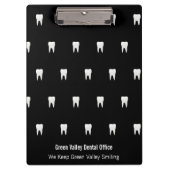 Personalisierter Zahnarztbüro Schwarz-weiß Tooth Klemmbrett (Vorderseite)
