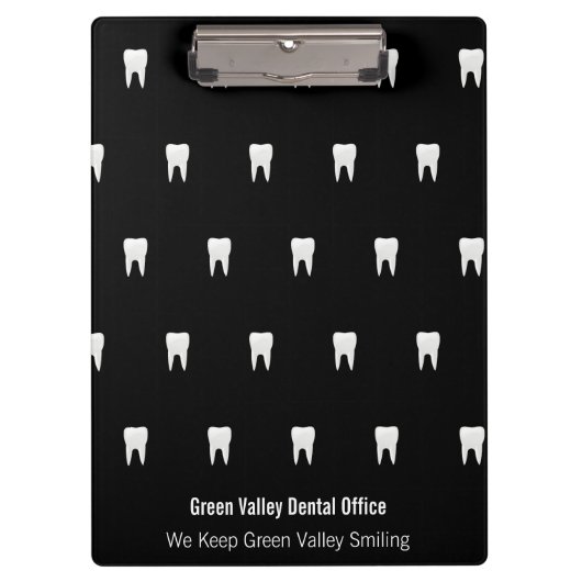 Personalisierter Zahnarztbüro Schwarz-weiß Tooth Klemmbrett (Vorderseite)