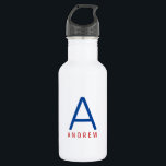 Personalisierter, zeitgenössischer Name Edelstahlflasche<br><div class="desc">Rot, Weiß und Blau Personalisierter Name und Anfangsbuchstabe Edelstahl Wasserflasche mit einer Custom Monogram in einem modernen und minimalen klassischen Sans Serif Schriftart für ein einfaches, aber raffiniertes und männliches Aussehen. Auf einer weißen Wasserflasche aus Metall in Rot und Blau dargestellt, können die Textfarben und Schriftart gewechselt werden, verschiedene Flaschenfarben...</div>