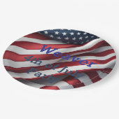 Personalisiertes 4. Juli Party Pappteller (Schrägansicht)