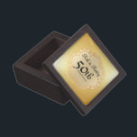 Personalisiertes 50-jähriges Hochzeitsszenario Schmuckkiste<br><div class="desc">Elegante goldene Medaille 50. Hochzeit Jubiläum Schmuckkasten. Der weiche,  glatte Hintergrund hat ein goldenes Medaillondesign. Das Bio Medaillonenschiff ist in einem tiefen Bronzegolz umrissen und das Innere ist ein helles Bronzegolz. Der Name des Paares ist in einem hübschen Drehbuch geschrieben. Der 50. Hochzeitstag ist unten. Einfach anzupassen.</div>