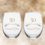 Personalisiertes 50-jähriges Jubiläum Benutzerdefi Weinglas Ohne Stiel<br><div class="desc">Erschaffen Sie einen schönen, einzigartigen, individuellen Hochzeitstag Sake, indem Sie die Namen und das Datum des Paares in diesem Glas. Meine originell designten silbernen goldenen Raster strahlen von beiden Seiten des Drehbuchs aus, "50 Jahre". Dieses einmalige Design hat einen Gradientenlook in metallischem Imitat, ist aber keine echte Folie. Personalisieren Sie...</div>