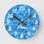 Personalisiertes Aqua Blue Pool Runde Wanduhr (Vorderseite)