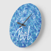 Personalisiertes Aqua Tile Herzlich willkommen im  Große Wanduhr (Winkel)