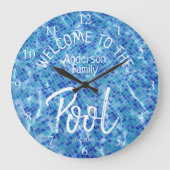 Personalisiertes Aqua Tile Herzlich willkommen im Große Wanduhr (Vorderseite)