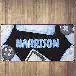 Personalisiertes Aquarellblau Schreibtischunterlage<br><div class="desc">Das neueste Must-have Kinderspielaccessoire - das blaue Design des Desk Top Mat! Das Design hat einen schwarzen Hintergrund, mit Aquarellblau-Reglern, Konsolen und ist mit ihrem Namen in einem lustigen Bubble-Schriftart personalisiert. Diese Matte ist mit rutschsicherem Untergrund ausgestattet, um das Abrutschen und Schieben zu verhindern und gleichzeitig Oberflächen zu schützen. Sie...</div>