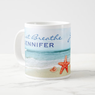 Personalisiertes Atme einfach am Strand Jumbo-Tasse