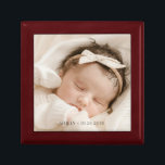 Personalisiertes Baby Foto Birth Wood Keepake Box Erinnerungskiste<br><div class="desc">Ein personalisiertes,  neues Baby-Foto mit Namen und Geburtsdatum,  lackierter Sake-Box aus Holz. Ersetzen Sie dieses Foto durch Ihr eigenes Lieblings-Foto. Neues Baby,  Hochzeit,  Abschluss,  etc.</div>
