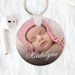 Personalisiertes Baby Foto Name Elegante Keepake Schlüsselanhänger<br><div class="desc">Erstellen Sie Ihren eigenen personalisierten,  eleganten runden Schlüsselanhänger mit Ihrem eigenen Kalligraphieskriptnamen und Ihrem bevorzugten Foto.</div>