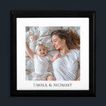 Personalisiertes Baby Mama Foto Holzkohl Erinnerungskiste<br><div class="desc">Ein personalisierter,  süß lackierter Sake-Kasten aus Foto. Ersetzen Sie dieses Foto durch Ihr eigenes Lieblings-Foto.</div>